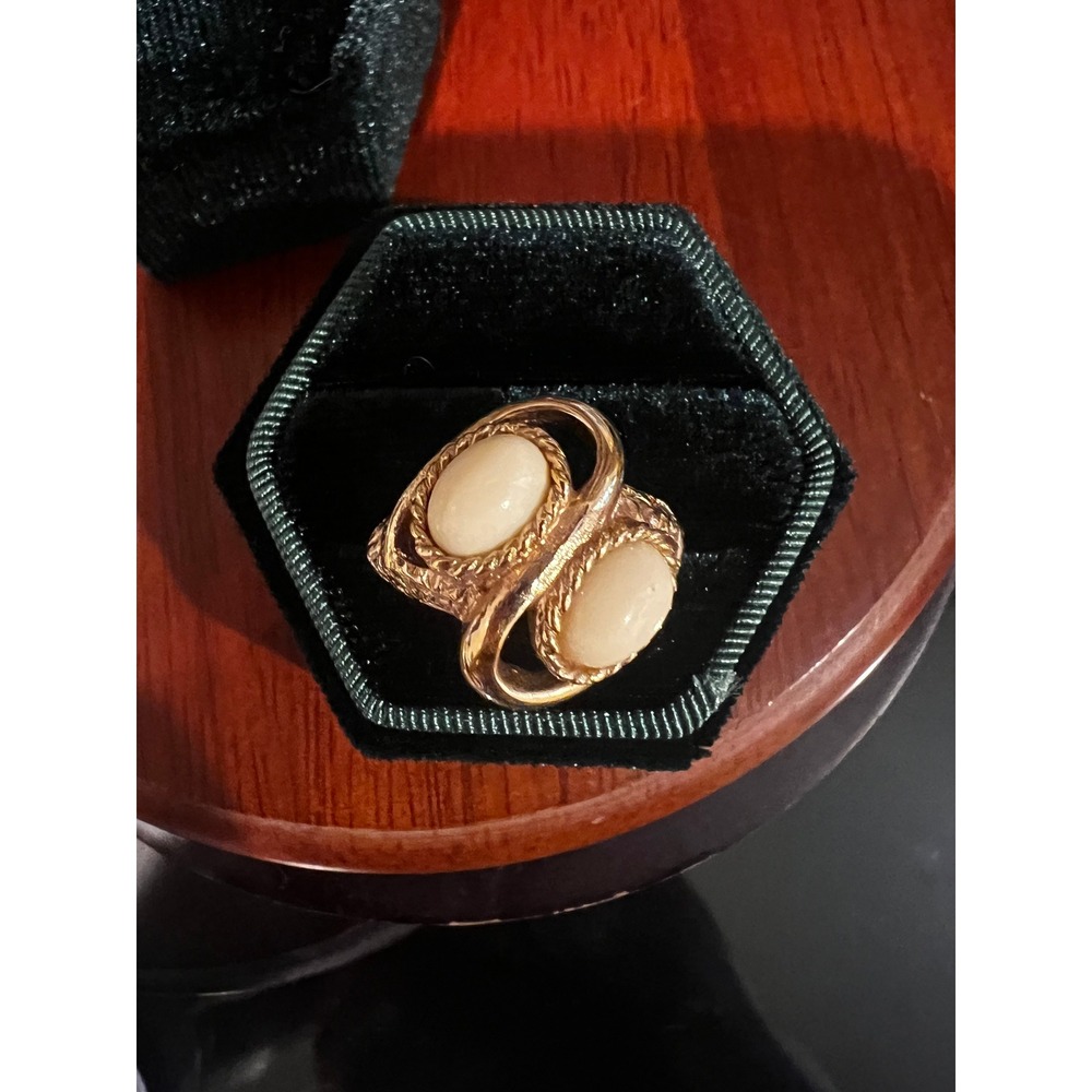 Vtg Sarah Coventry Cream Cabochon Bypass Gold Tone Statement Ring Size 6